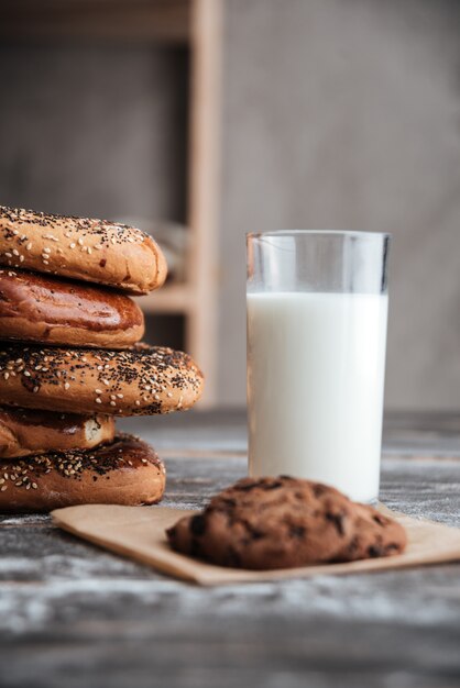 Pasticcini sulla tavola di legno scura con latte e biscotto