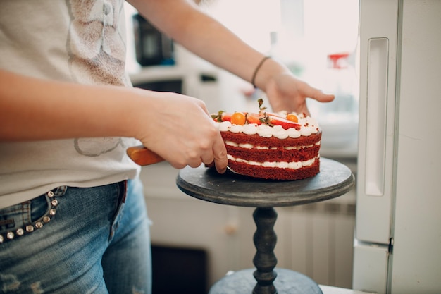 写真 パティシエが美味しいレッドベルベットケーキを作ります。デザートの調理と装飾。