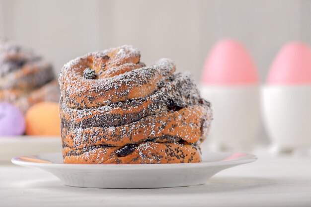 Фото Пекарные круффины, круассаны в форме пирога, посыпанные сахаром в порошке на светлом деревянном фоне