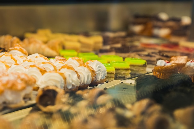 Un display di pasticceria con pasticcini da tè