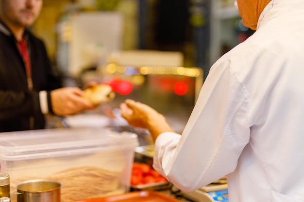 Vetrina della pasticceria del negozio di panetteria di salumeria con varietà di torte