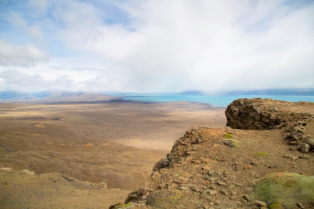 Foto paesaggio desertico della patagonia e lago argentino