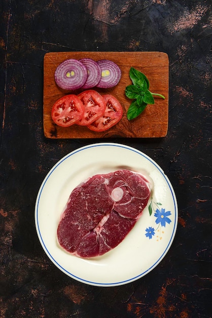 Патагонское мясо ягненка представлено на деревянном столе Патагония Аргентина