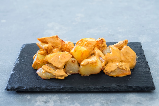 Patatas bravas traditionele spaanse aardappelen snack tapas