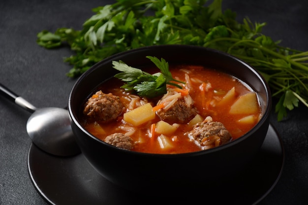 Patatesli sulu kofte - zuppa turca con polpette in ciotola nera