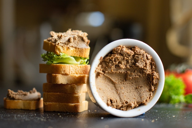 Foto paté kippenlever en groenten gezonde maaltijd snack