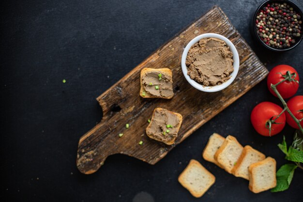 Paté lever terrine kip met vers brood