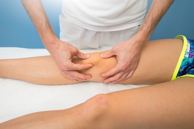 Patella mobilization by a professional physiotherapist