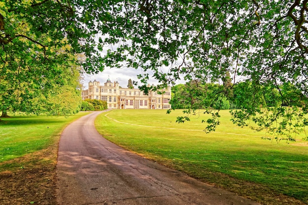 영국 에식스에 있는 Audley End House로 가는 길. 중세의 시골집입니다. 지금은 영국 유산의 보호를 받고 있습니다.