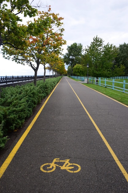 川の近くの公園で自転車や電動スクーターが遠近法を見る道