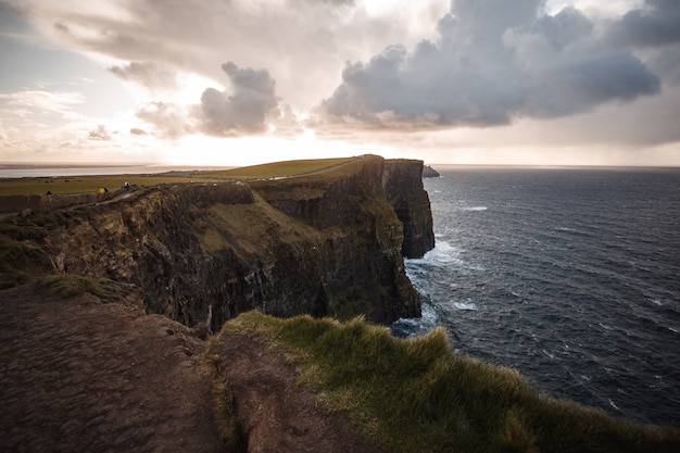 Percorso delle scogliere di moher con annuvolato