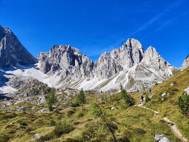 写真 ドロミット山脈の小道 背景はクロダ・ロッサ・ディ・セストの山頂