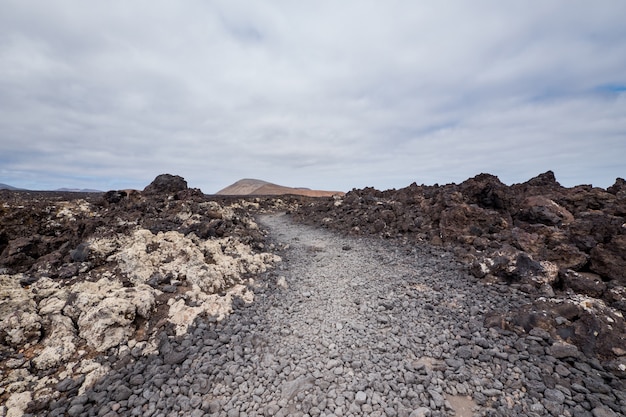 Photo path inside timanfaya park on the island of lanzarote. canary islands, spain, europe.