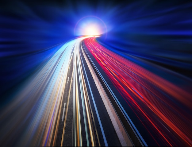 Путь и световые следы автомобилей на ночной автомобильной дороге Креативный дизайн фона Движение и размытие Длинная выдержка