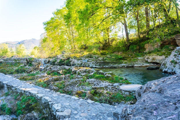 Cangas de Onis Asturias Spain 마을의 Sella 강 근처 경로