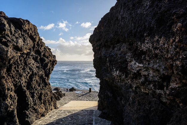 Percorso per l'oceano tra le rocce. passaggio verso l'oceano.