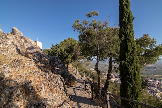 スペイン、ハエンのサンタカタリナ城周辺の小道丘の頂上にある壮大な景色