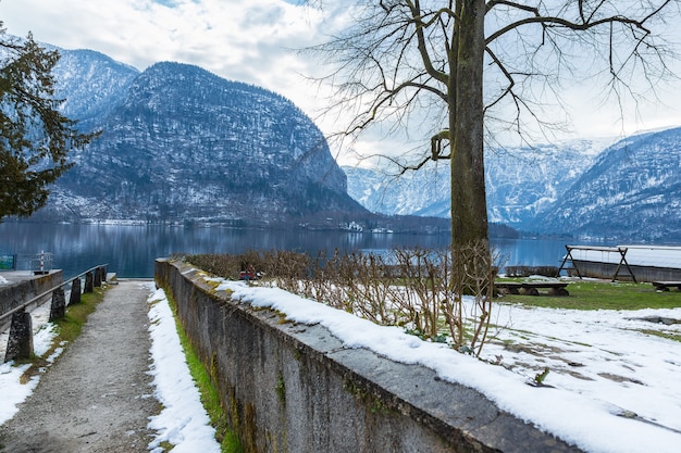 晩冬のHallstat湖への道