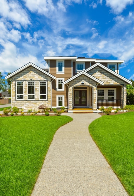 Photo pathway to ideal family house in perfect neighbourhood on blue sky background