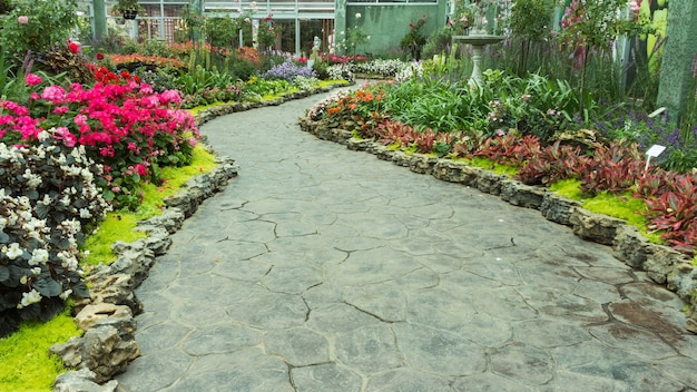 ガーデニングの花が咲く通路