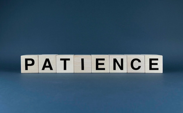 Patience Cubes vormen het woord Patience