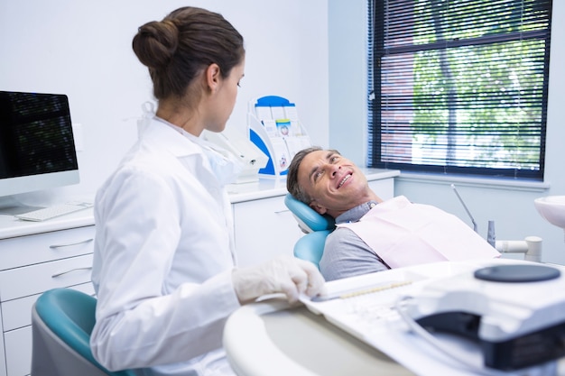 Patiënt bespreken met tandarts bij medische kliniek