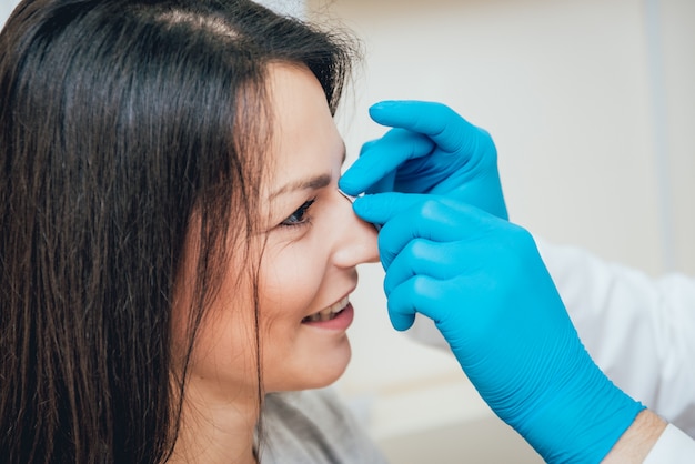 Patiënt bij de neuropatholoog kliniek