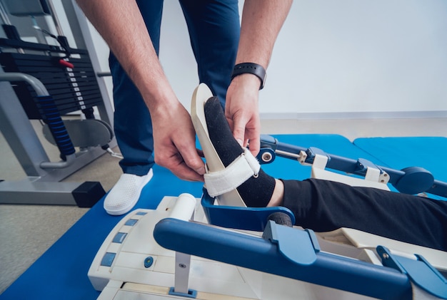 CPM (연속 수동 동작 범위) 기계 환자. 발목과 아랫쪽 관절 모두에 해부학 적으로 올바른 움직임을 제공하는 장치.