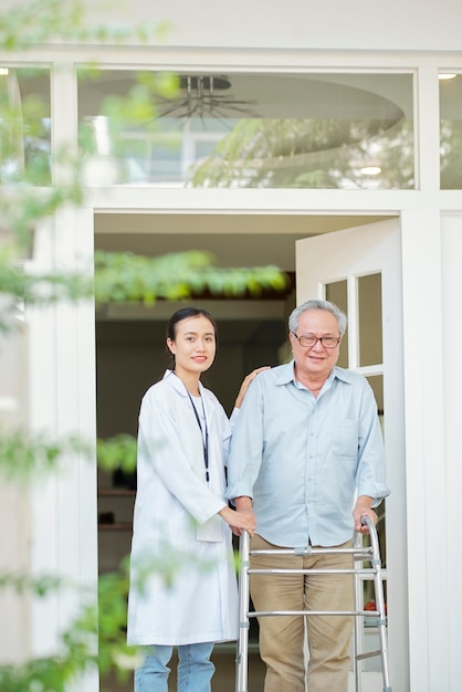 Patiënt die met verpleegster loopt