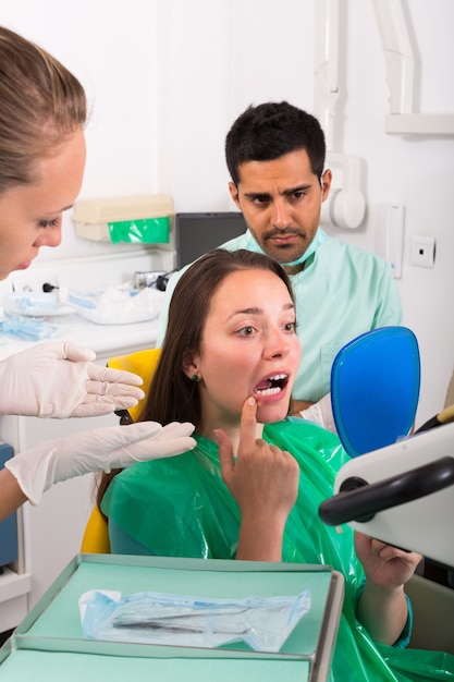 Patiënt die tandkliniek bezoekt
