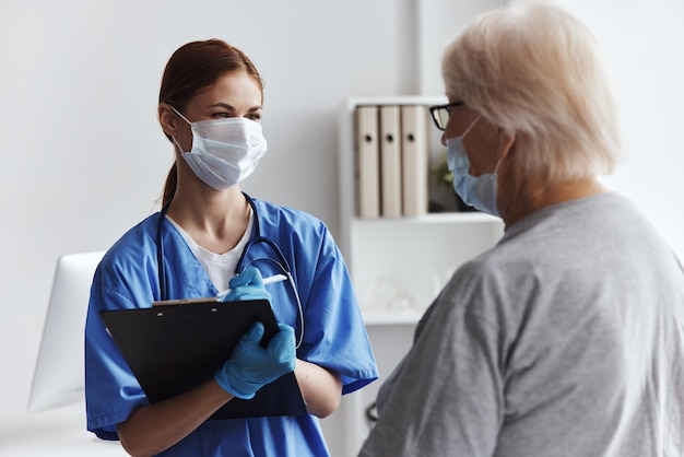 Foto paciente e medico consulenza professionale ufficio medico foto di alta qualità