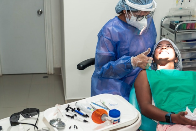 Patiënt en tandarts lachen samen in de tandheelkundige kliniek.