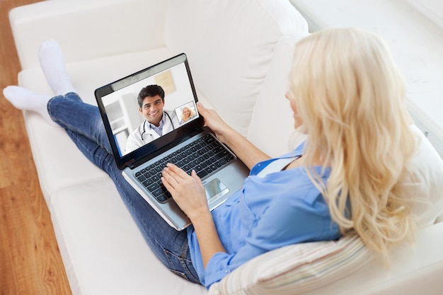 Patiënt heeft een videogesprek met dokter op laptop.