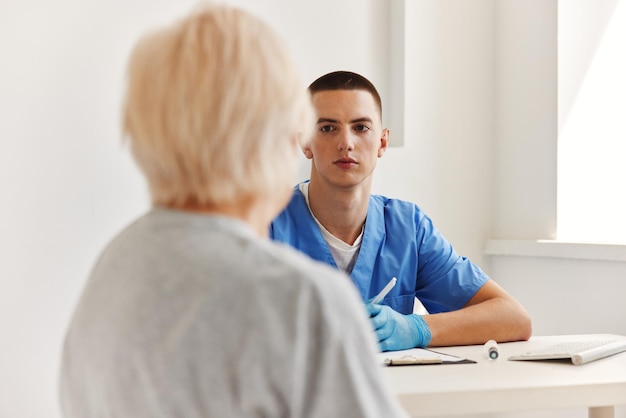Patiënt in gesprek met de arts gezondheid en geneeskunde