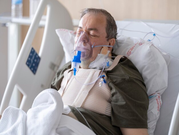 Foto un paziente in terapia intensiva dopo un'operazione cardiaca