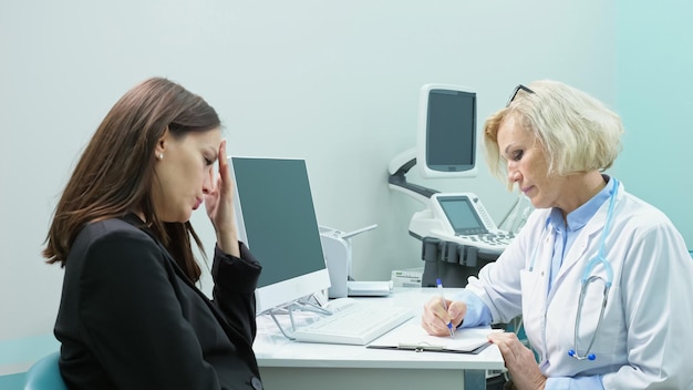 Patiënt klaagt arts over migraine en hevige hoofdpijn
