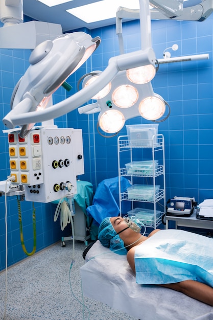 Patiënt liggend op operatie bed