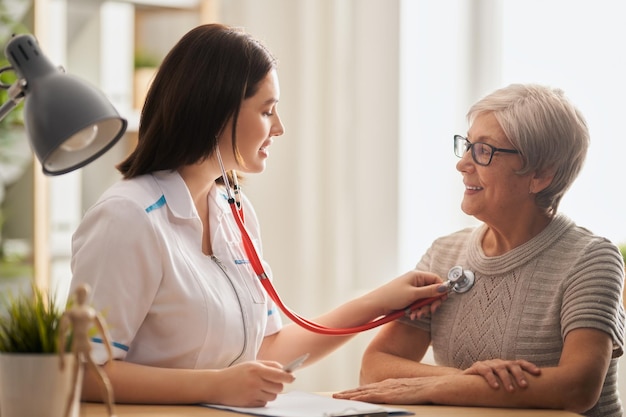 Patiënt luistert naar dokter