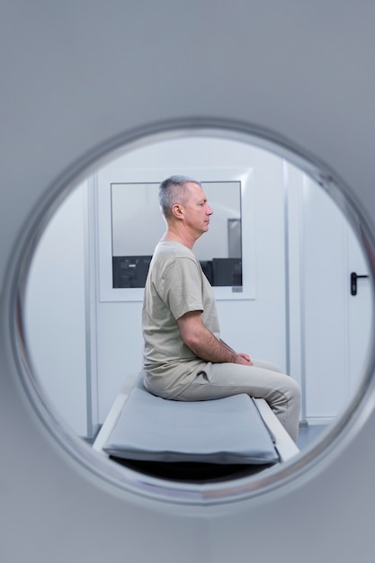 Patiënt maakt zich klaar voor ct-scan