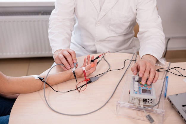 Test dei nervi del paziente mediante elettromiografia presso il centro medico