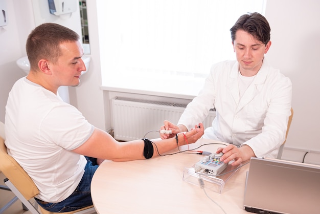 Foto test dei nervi del paziente mediante elettromiografia presso il centro medico