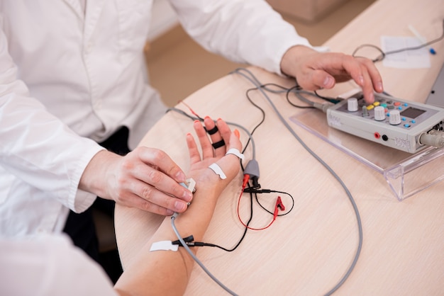 Test dei nervi del paziente mediante elettromiografia presso il centro medico