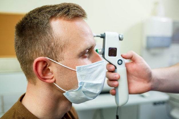 Un paziente in un ospedale oftalmico. diagnostica oculare in un ospedale moderno.