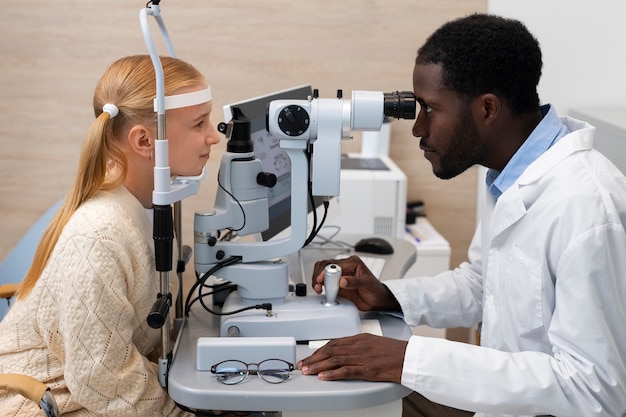 Photo patient in ophthalmologist's office