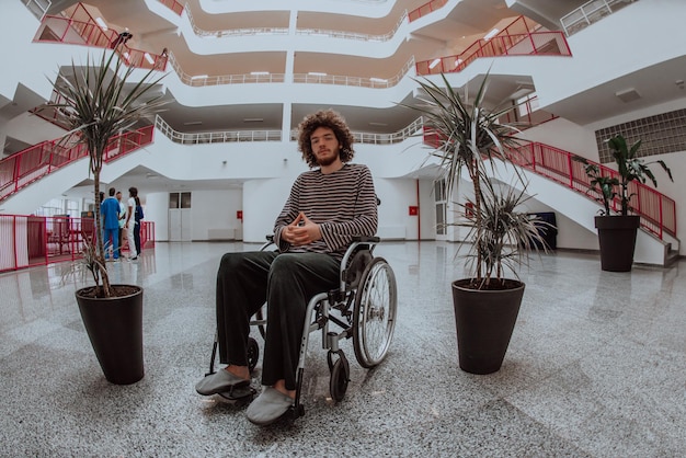 Foto un paziente in pigiama in sedia a rotelle in un grande ospedale moderno che mostra il confortevole