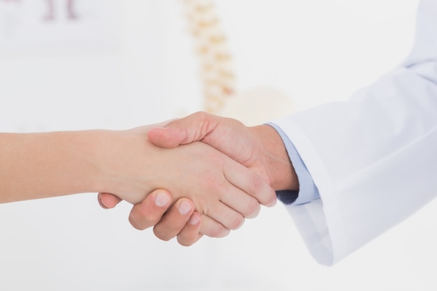 医者と患者の握手