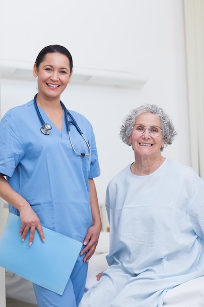 Photo patient sitting on a bed