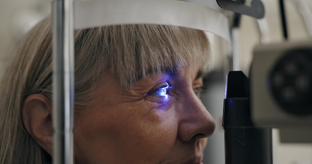 Patiënt spleetlamp of ofthalmologie als oogtestgeneeskunde of optometrie als gezondheidszorgtechnologie Volwassen vrouw oogbal of licht in glaucoom onderzoek of consult om cornea van de lens of bijziendheid te diagnosticeren