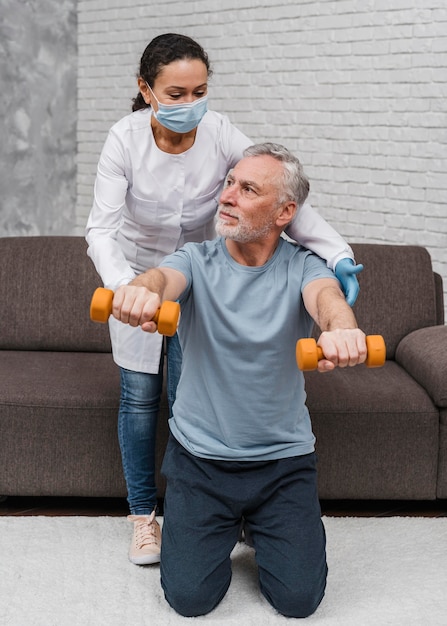 Foto paziente che inizia l'allenamento di recupero medico