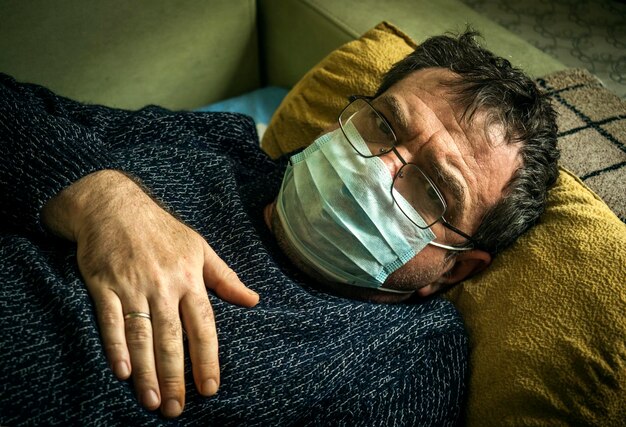 사진 코로나바이러스 코로나19 환자는 집에서 침대에 누워 코로나 바이러스 격리 격리
